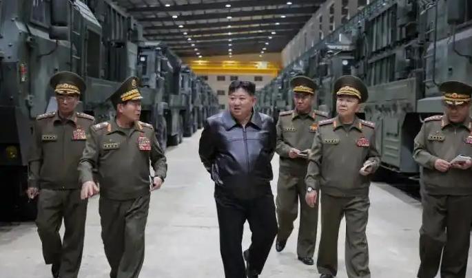 朝鲜硬刚美国，不把韩国放在眼里，骂完美以侵略伊朗，扭头给前线换将，底气从哪来？