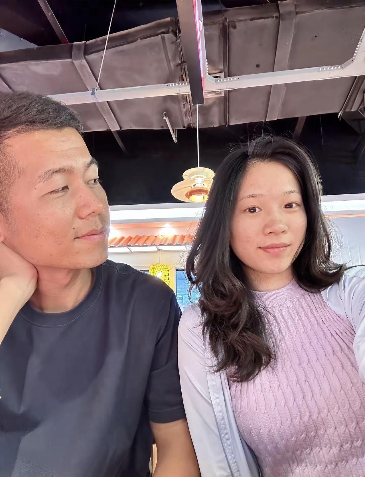 跨越距离奔赴见面，他眼底的温柔，全是藏不住的想念。恋爱情侣日常 记录情侣恋爱日常