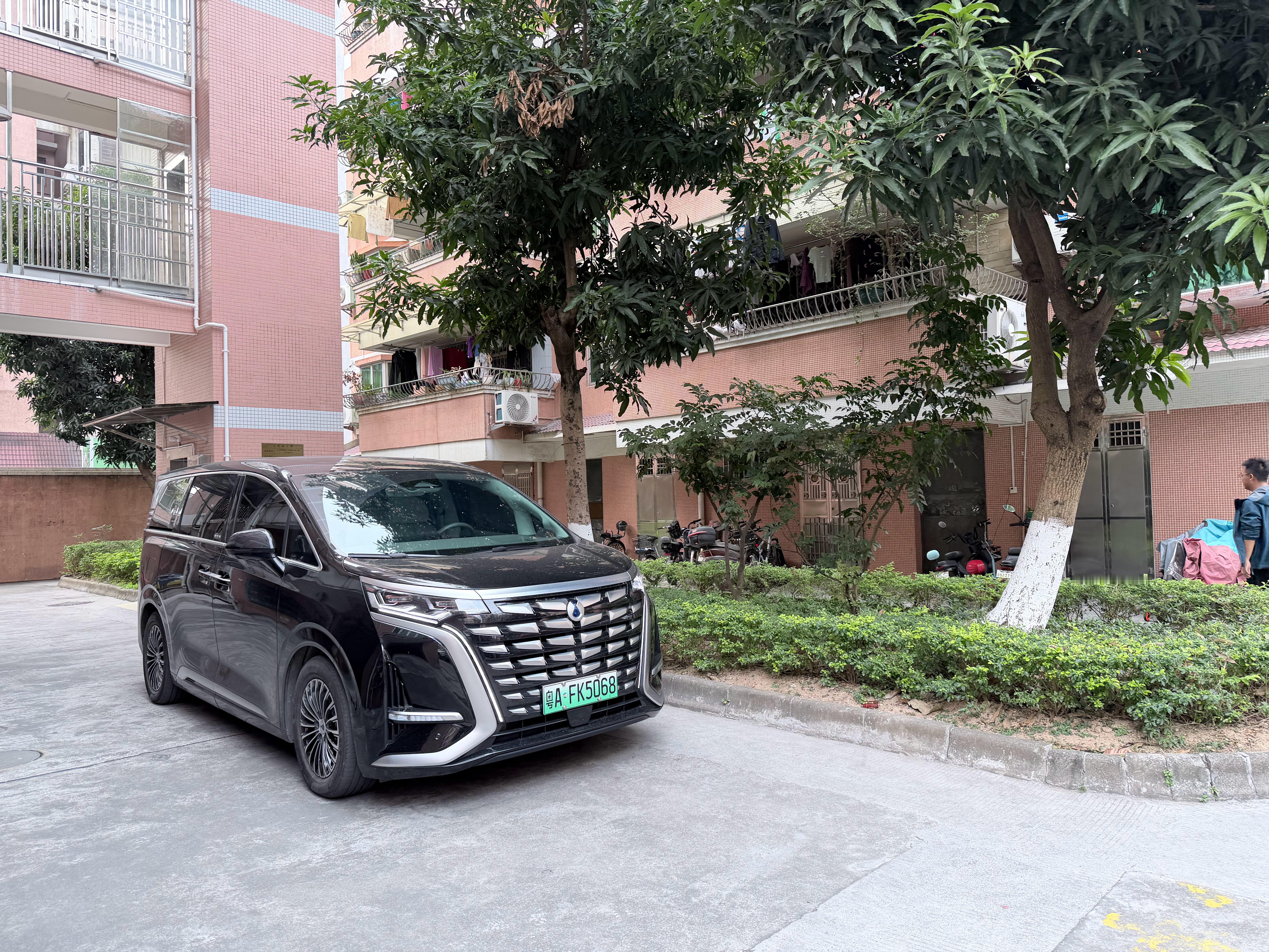 今天听话，来旧房子的仓库搬点东西这是20多年前的小区，没有地下停车场大家都在小区