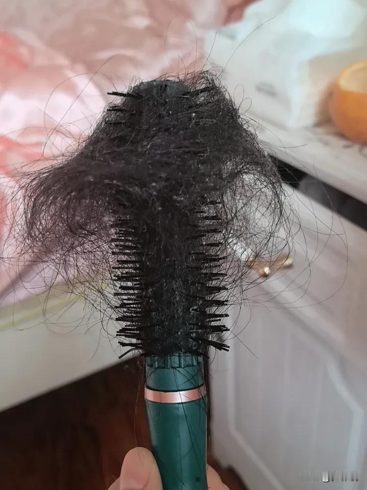 每次看到梳子上缠满头发，真是头大！不过清理也有小妙招。
先做物理清除，用尖尾梳或