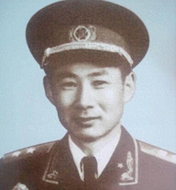 解放军副军长晋升少将军衔，贺老总为何主动请求中央让出自己的一颗星？
1953年秋
