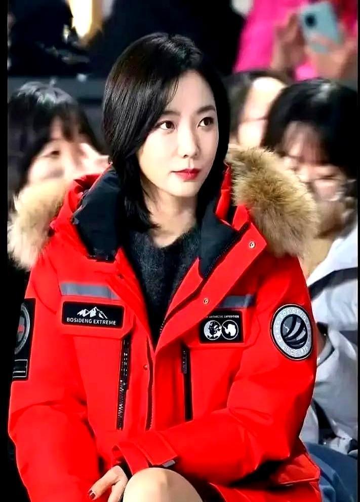 别再笑话穿肉色丝袜的了，搞不好是你out了。

王珞丹前阵子走红毯就穿了，一下把