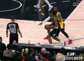 球鉴：小卡对詹姆斯的这一下
🏀问：犯规了？还是假摔？