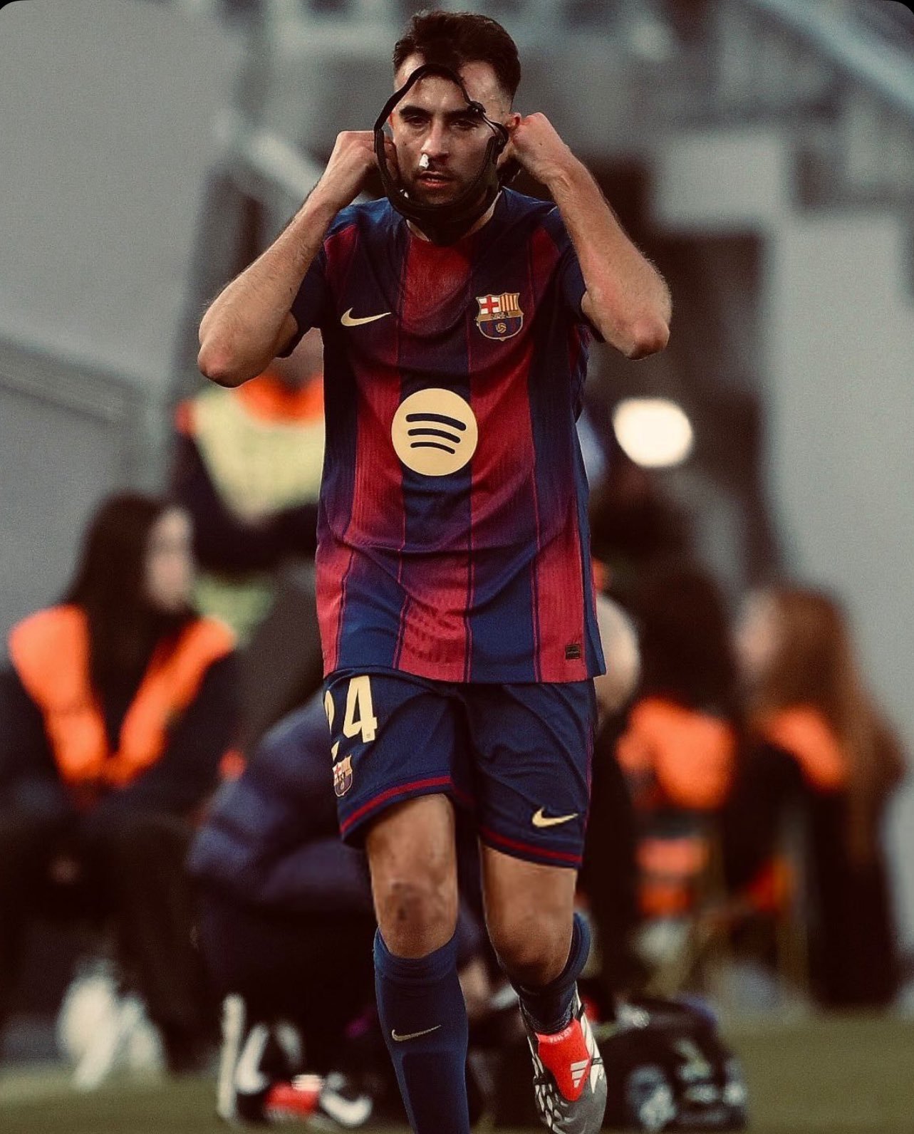 鼻子骨折了戴着面具踢球还被打破鼻子了，得有多疼😣😣😣😣巴萨126周年热点