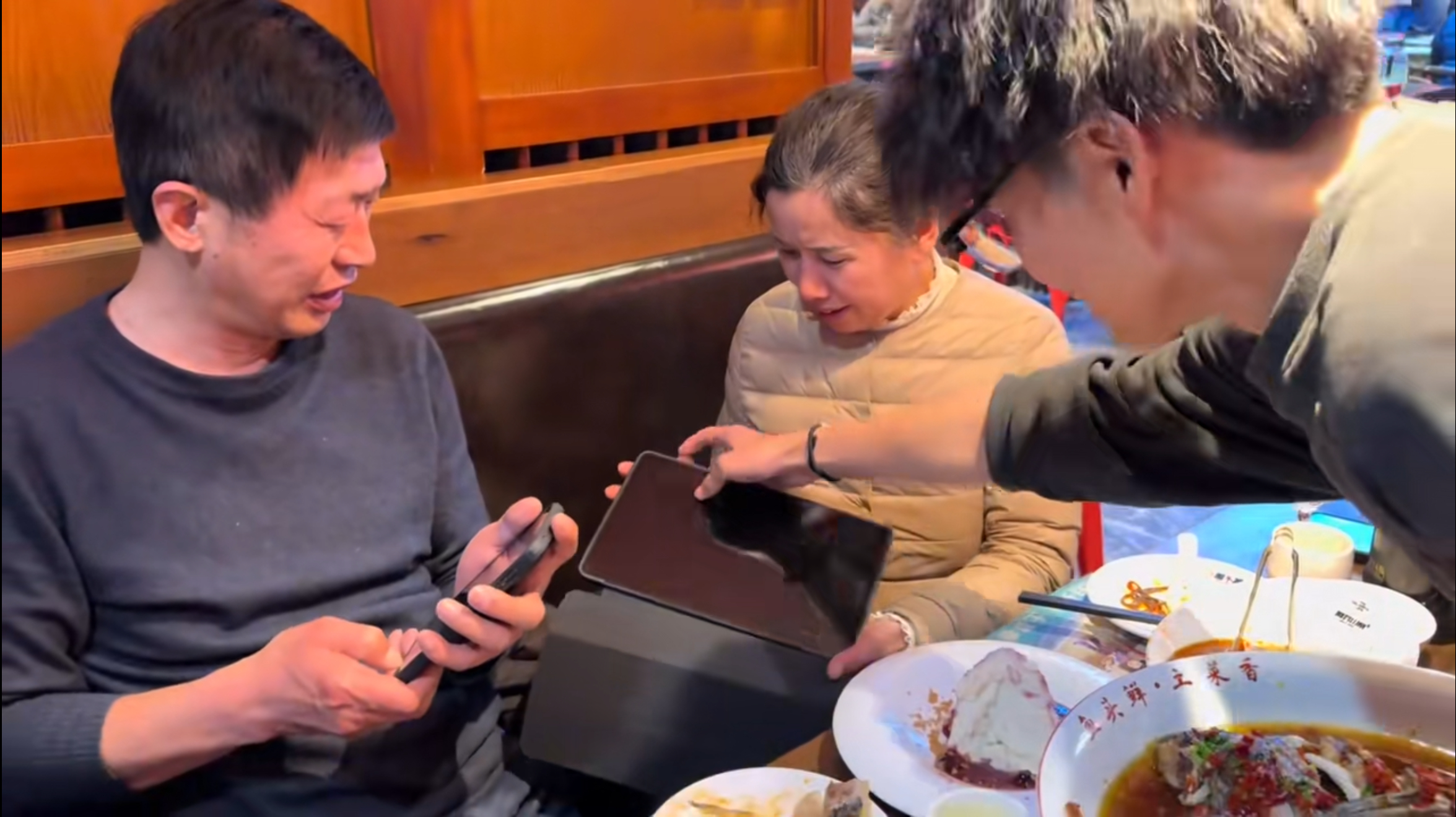 这小伙给老爹老妈都花大价钱买了好货，Mate 80和Matepad，父母老泪纵横