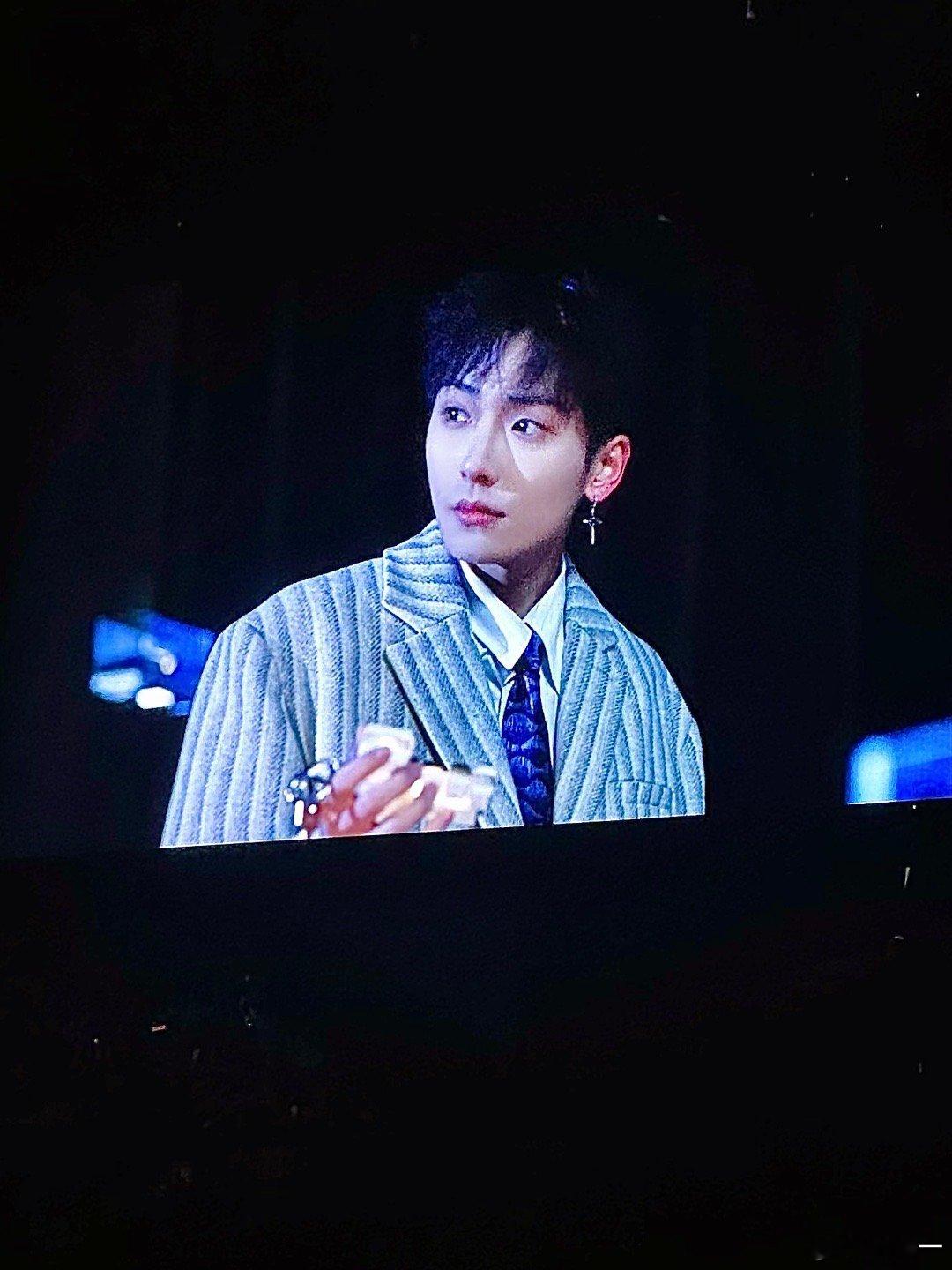 郑润泽  你对我来说是整个宇宙 我对你而言是一颗星吗 