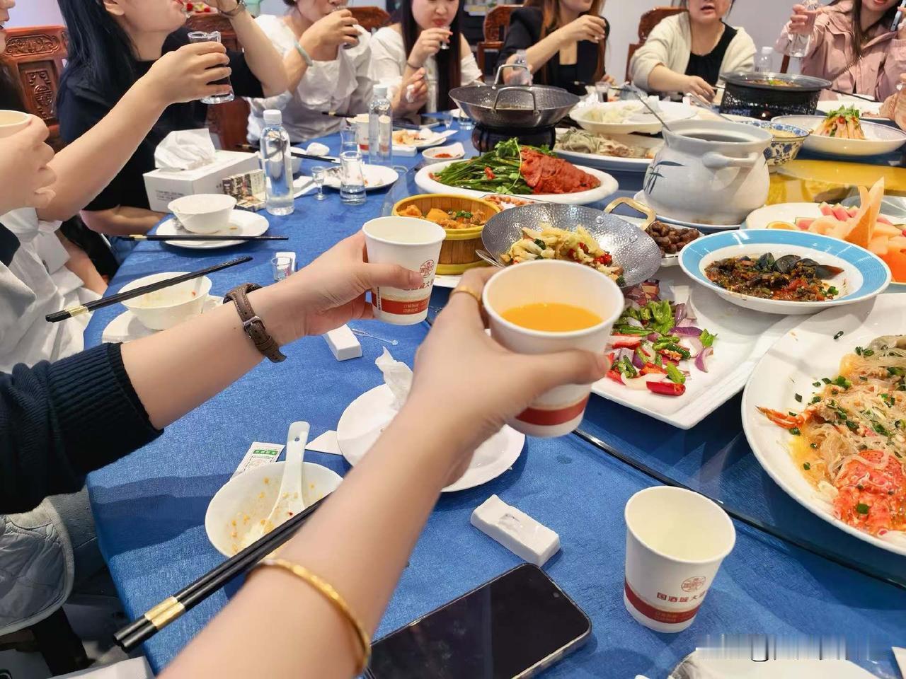 周六聚餐，真是个让人期待又充满故事的事儿。就像有的家庭，每周六在婆婆家雷打不动地
