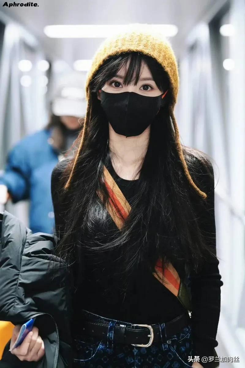 田曦薇出发新剧大奉打更人定档盛典，一组机场图释出。她戴着黑色口罩，将自己的面容遮