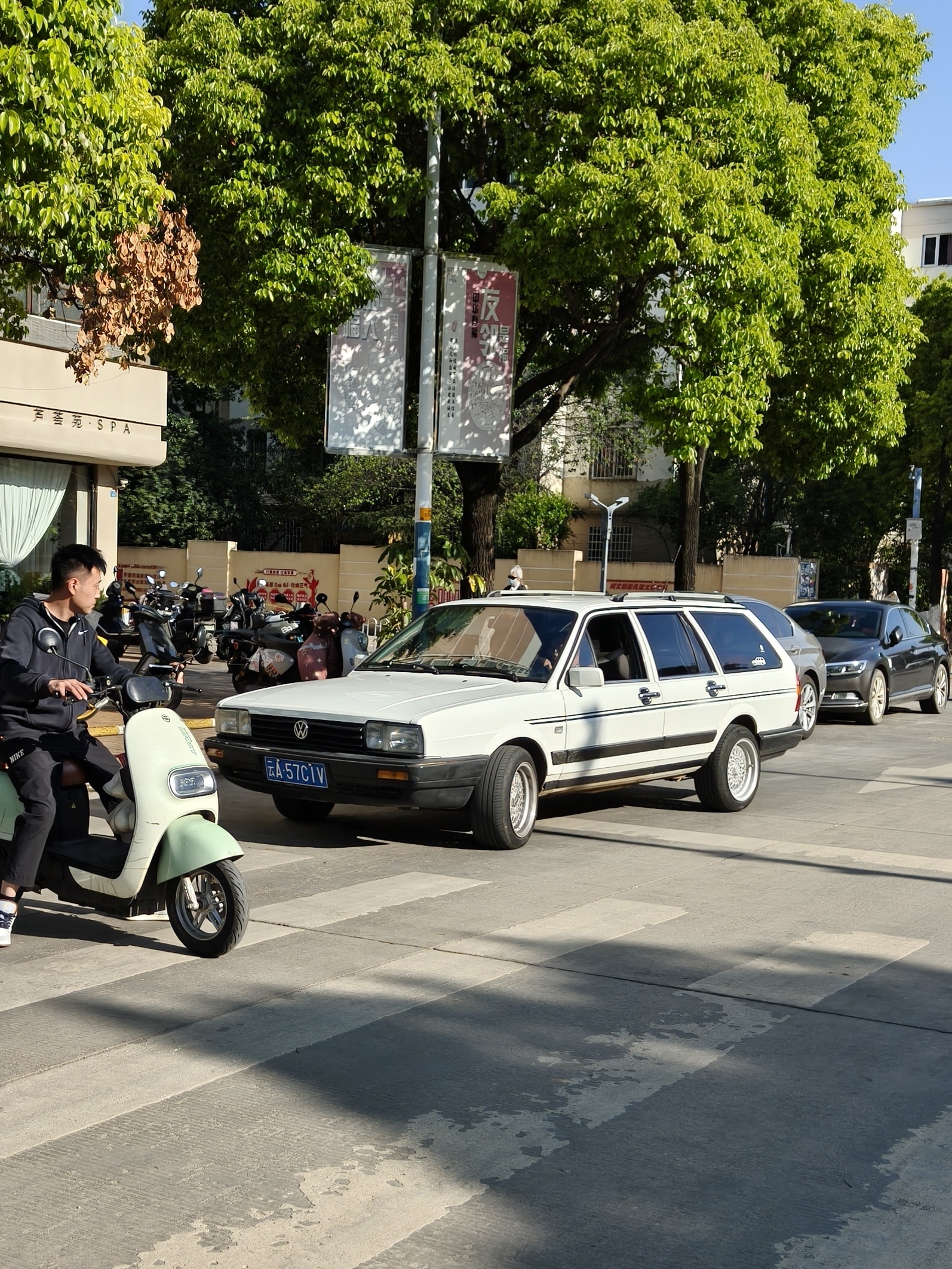 Q5公车还真是少见，一看就是低配，图3这个车怎么感觉从未见过。凯迪拉克这个品牌就