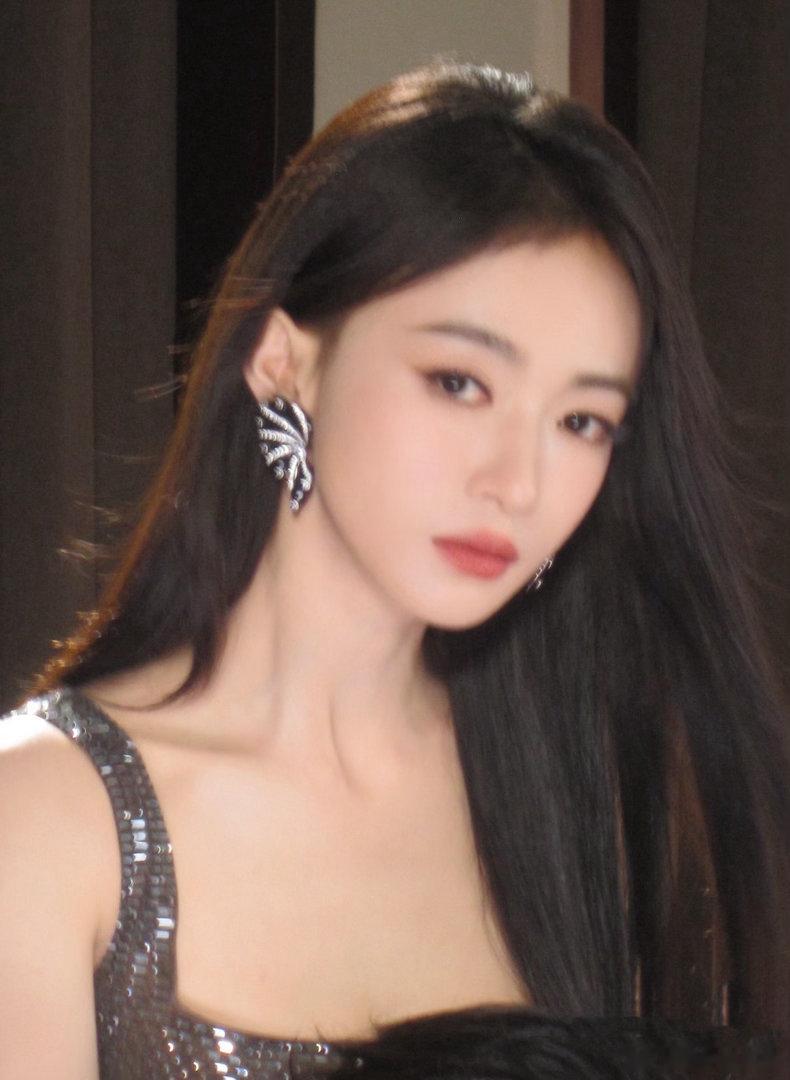 吴谨言音乐一响气场全开谁能拒绝舞台上的吴谨言！音乐响起，气场瞬间拉满。松弛闲聊模