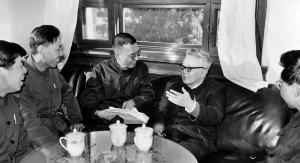 1978年，全国科学大会小组讨论会上，中国科学院副院长、著名数学家华罗庚(右二)