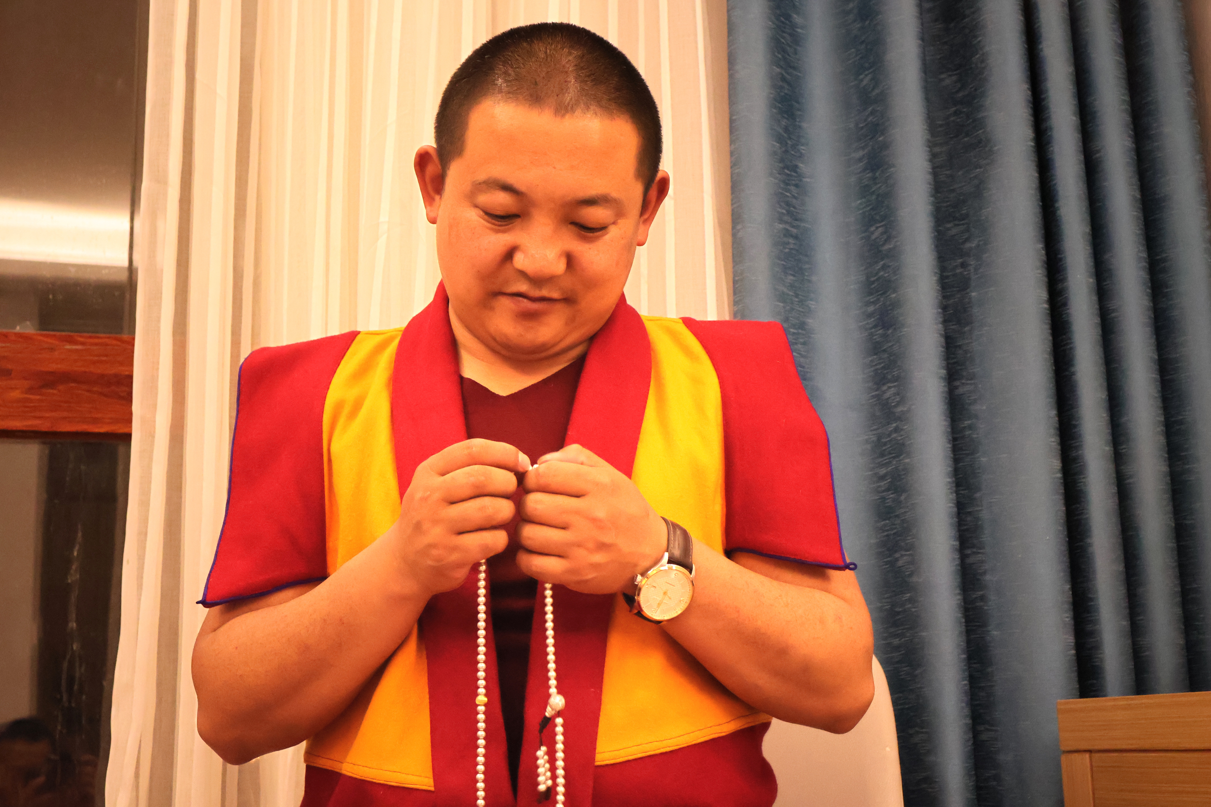 如果我们总是把希望靠在别人的身上，一定会靠不住。人有两只脚，一只脚是站不起来的，