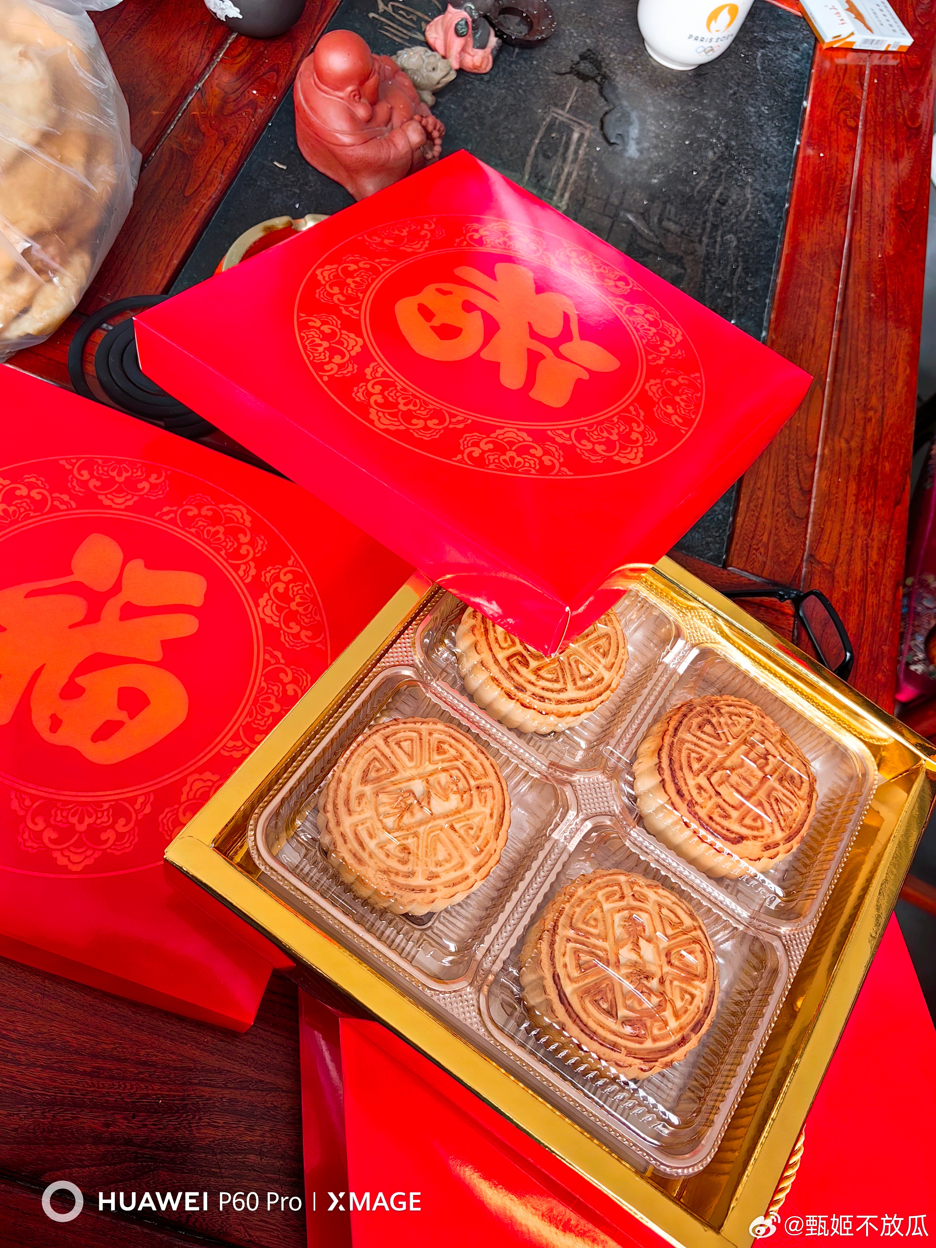 携中南h月饼祝闺蜜们节日快乐，谁送的咱家里就不提了，此条🍎揪8个宝子喝奶茶（有