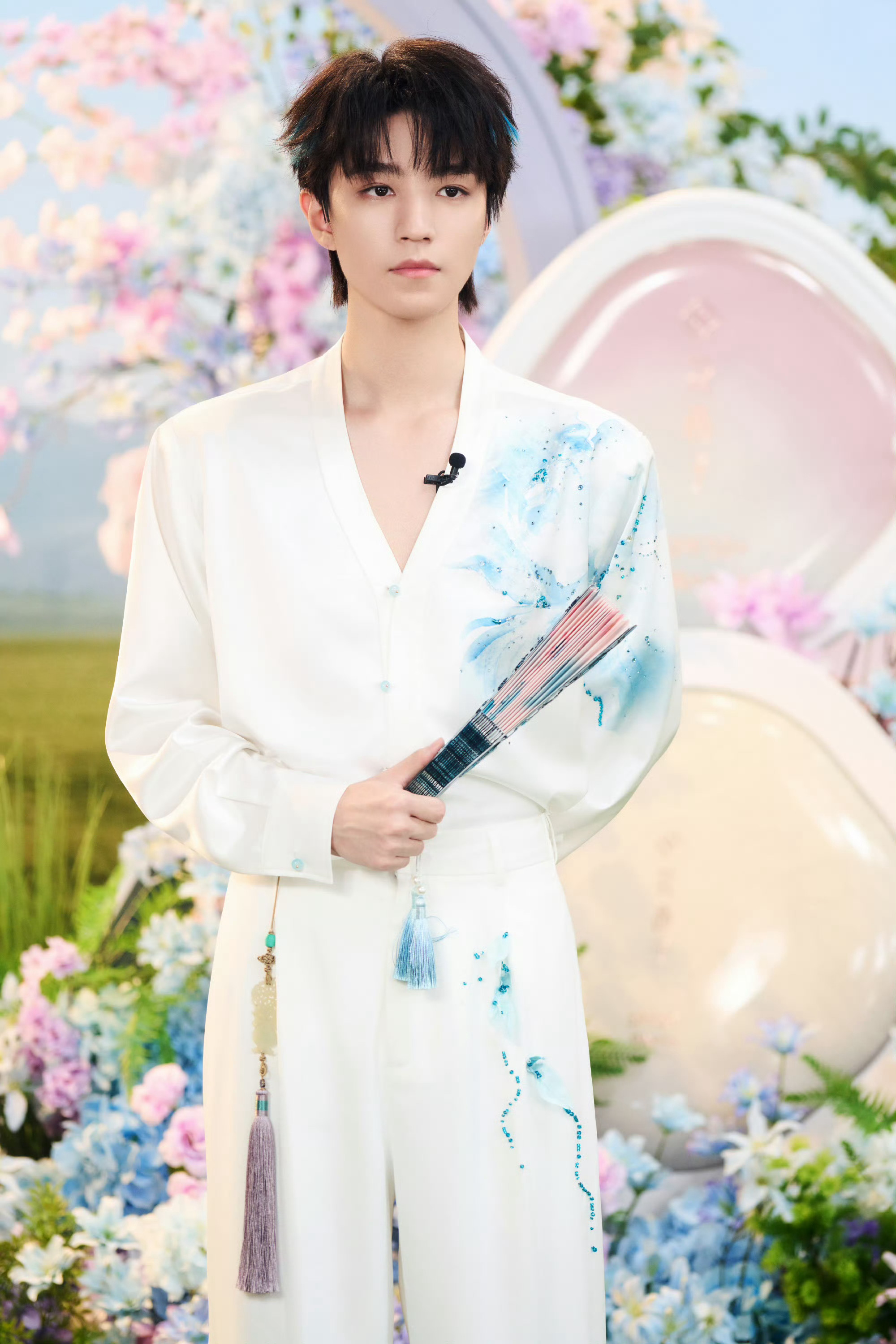 王俊凯 品牌直播造型，一身新中式造型，手握折扇、玉石吊坠… “东方公子世无双”翩