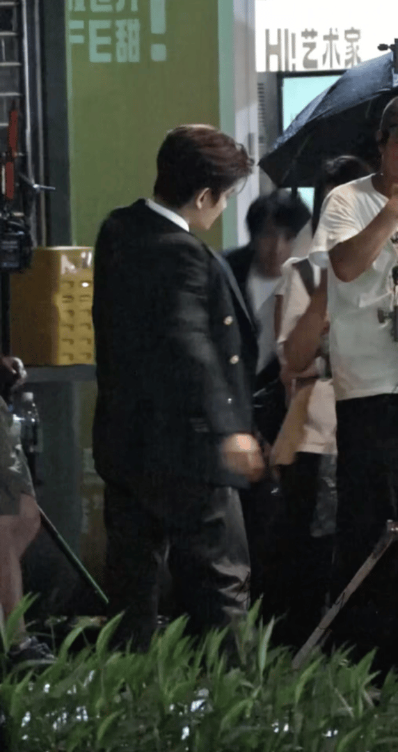 bra掉了调整肩带的女人 cr🍠水印 ​​​