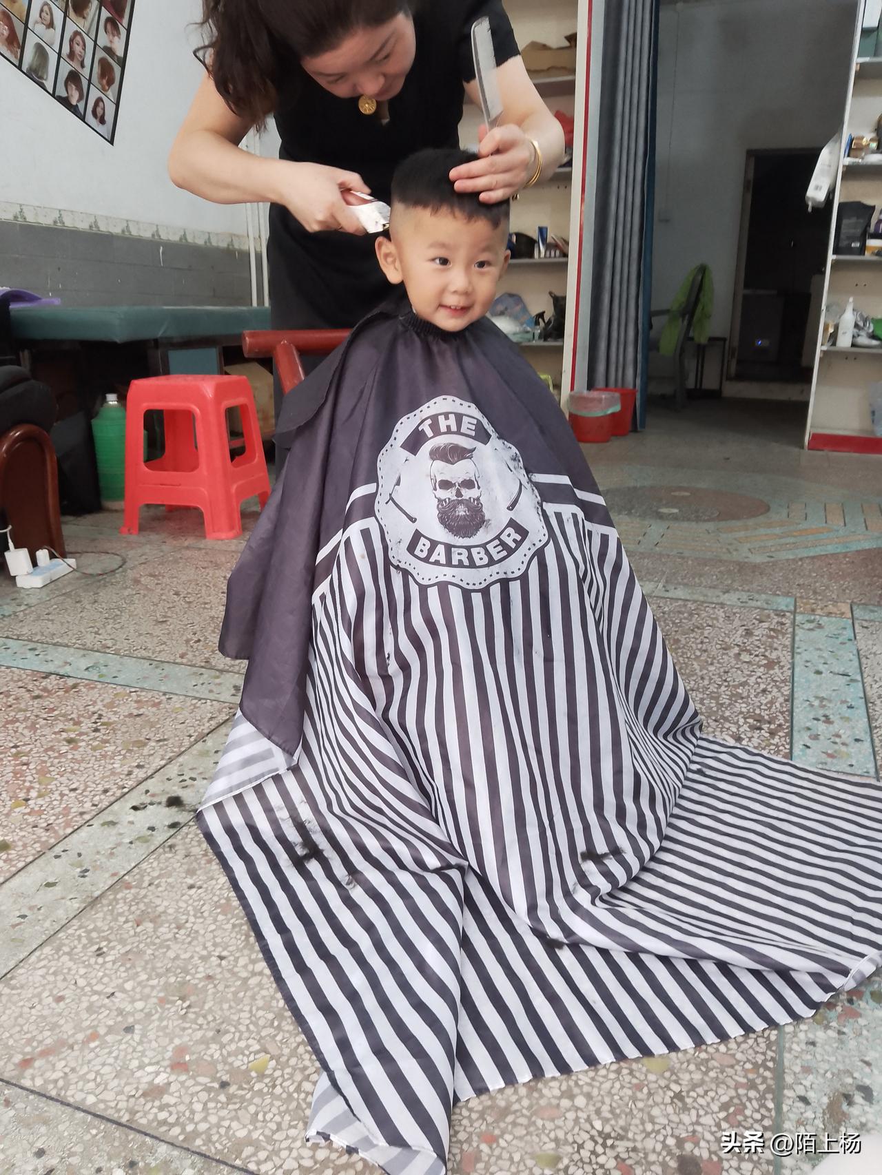 这可能是他人生的一个转折，故特地用镜头和文字双双记录下！
“木子，带你上街理发好