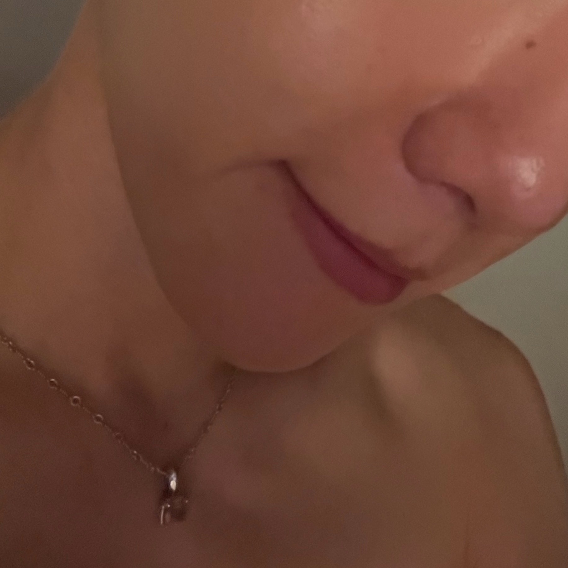 这种光着上身带着细链的感觉。。。。（让我不禁想到 ​​​