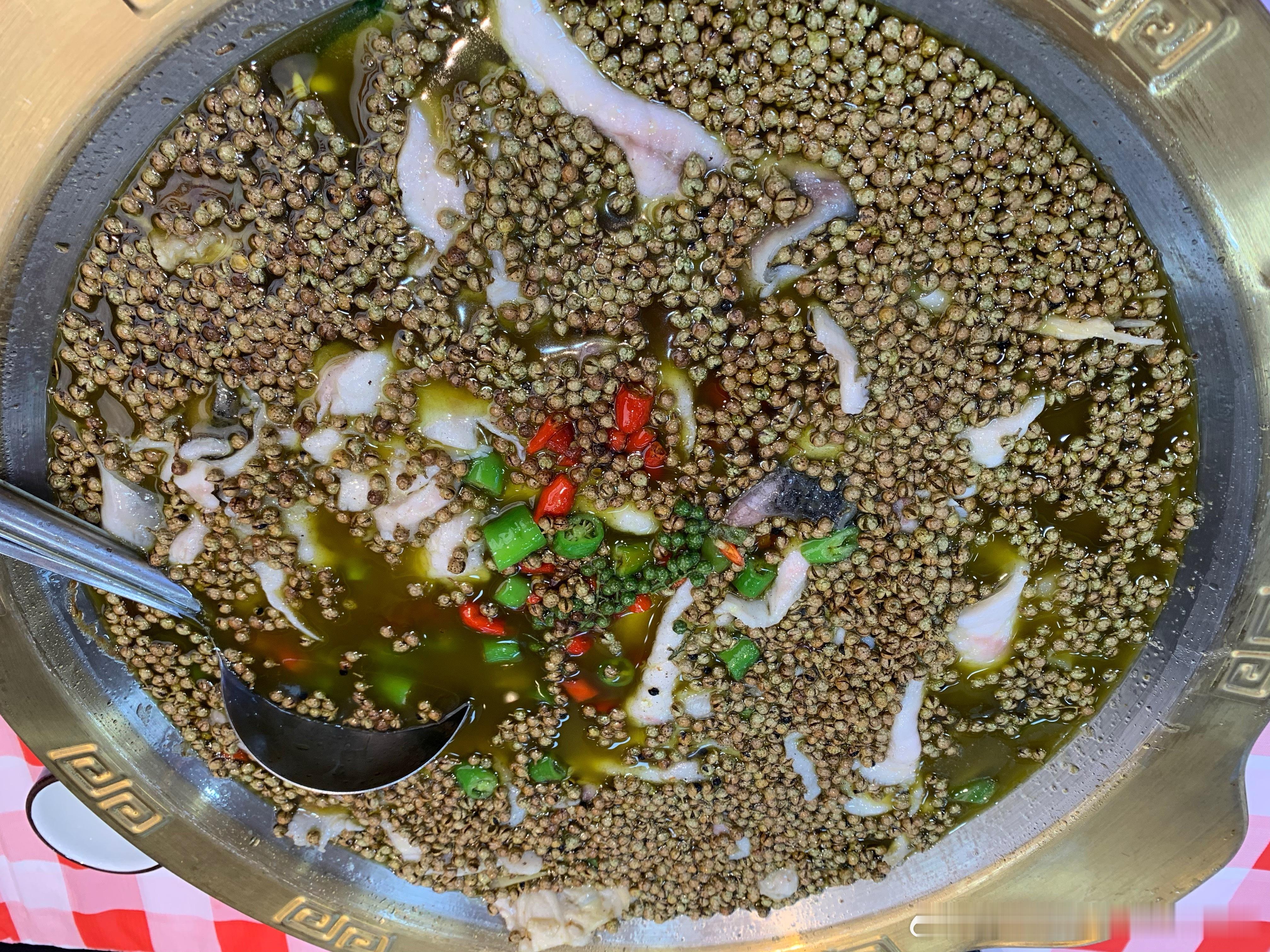 干饭啦，忙一天了，今天是大麻的川菜，真的好麻啊，要上清水涮一遍才能吃了…