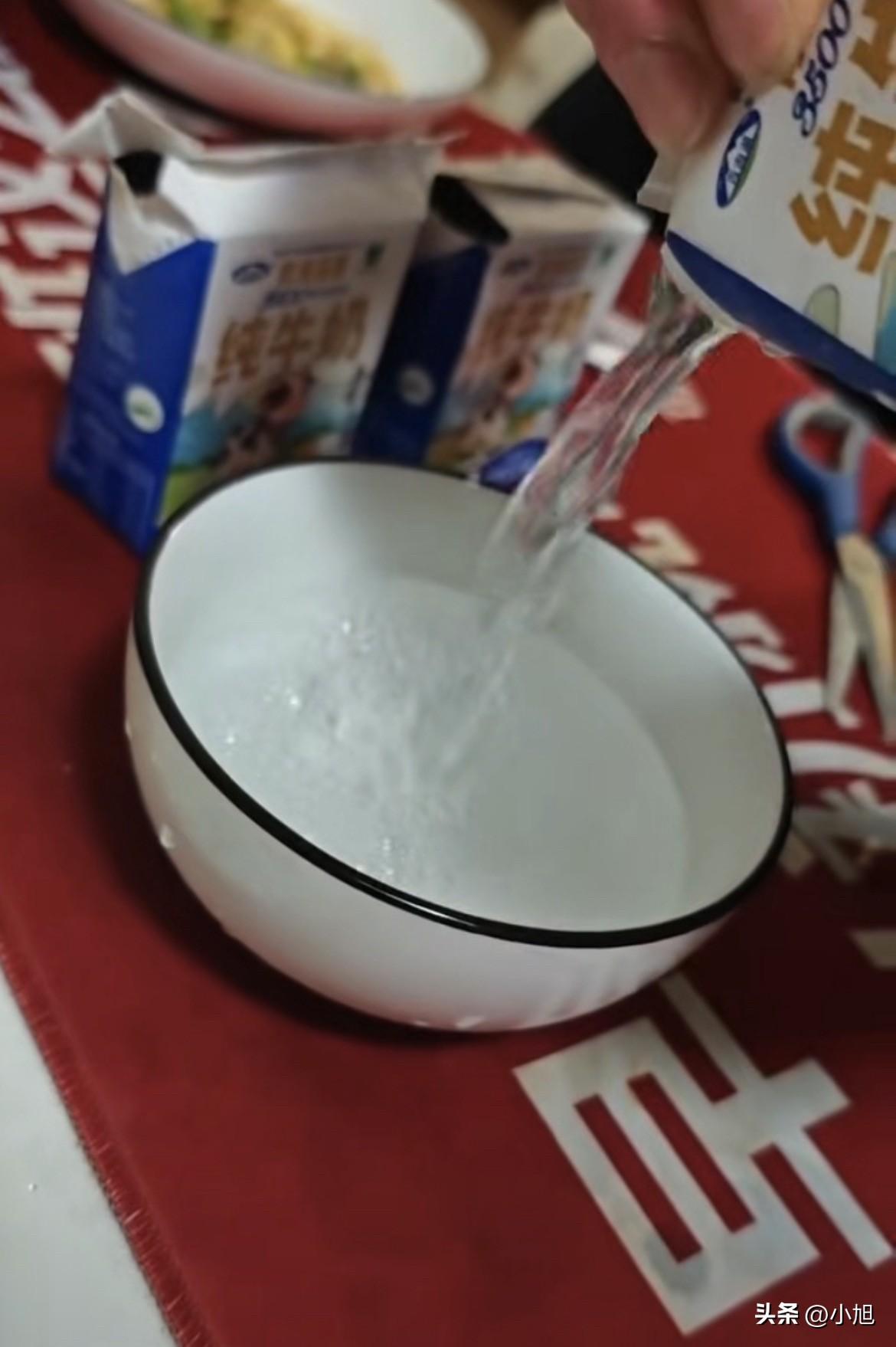 过年亲戚送的一箱牛奶，这两天打开准备喝，倒出来的那一刻，王先生整个人都懵了。
