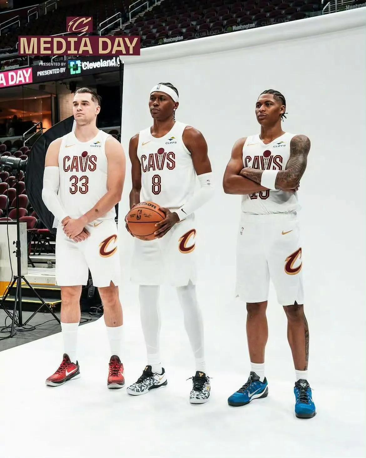新赛季NBA吹罚作出重大调整：进攻球员用非持球手推人，将会被吹进攻犯规。
新判罚