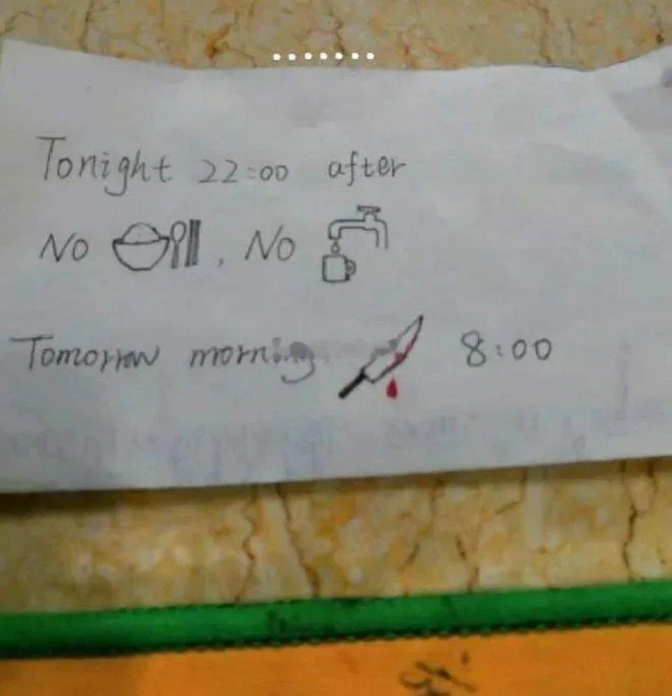 护士给外国留学生塞小纸条 🔥今晚翻红暖心名场面！外国留学生住院准备手术，负责的