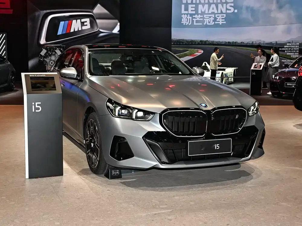 宝马i5中大型纯电行政轿车，36.8万起中大型纯电轿车。3105mm超长轴距，兼