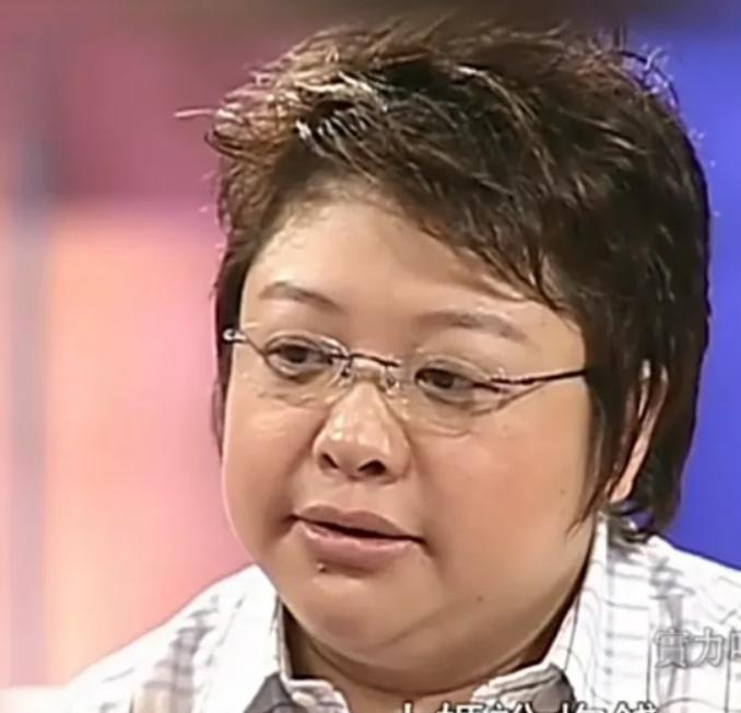 一次，韩红内急跑去上公共厕所，大妈在厕所门口说道：“拿钱，5毛！”韩红身上没带钱