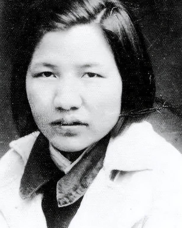 1953年12月26日，中南海。一个中年妇女拎着两斤花生和一包红枣，走到门口被卫