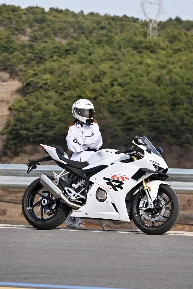 4月8日，张雪直播宣布追加捐款给李亚鹏的嫣然天使儿童医院，此前他表示自己要将冠军