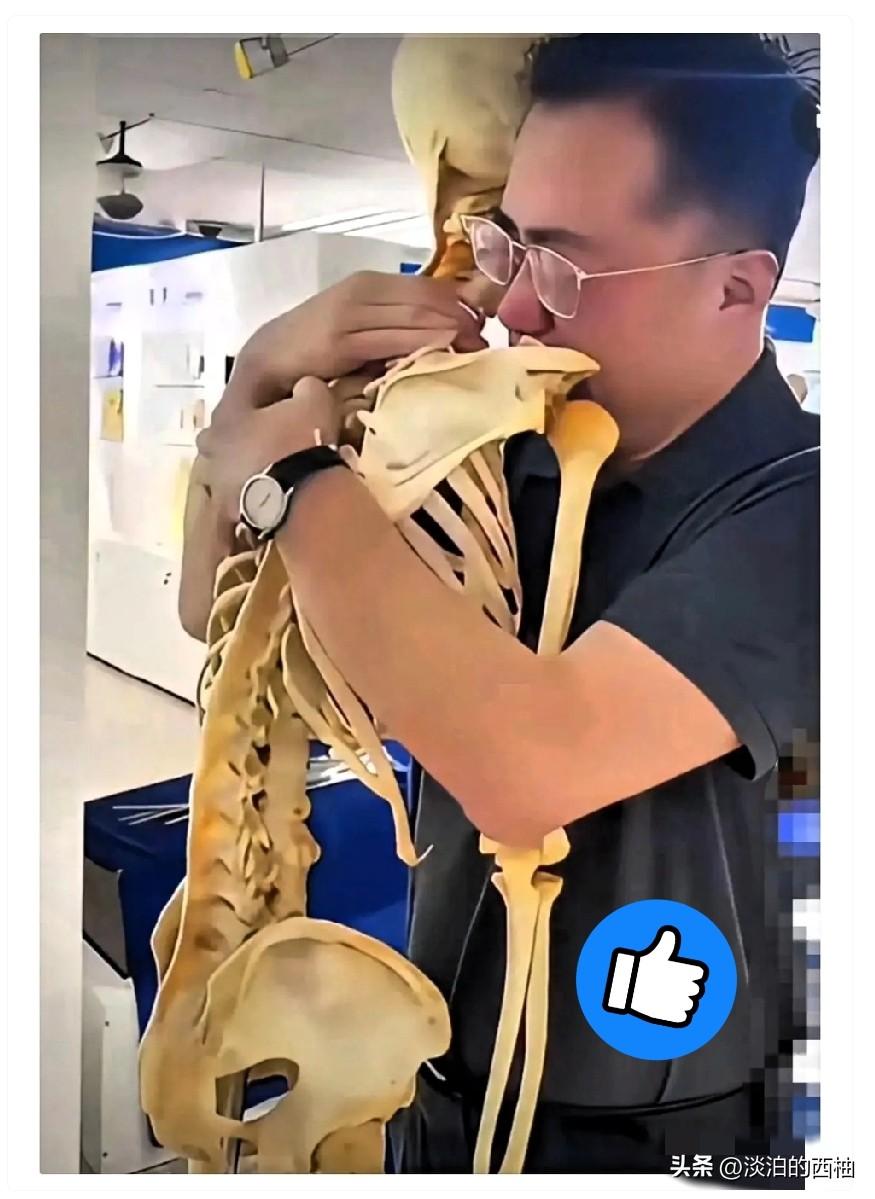 我真的看哭了！一名中年男子抱着一具骨骼，哭得控制不住自己。
这不是普通的遗骨，而