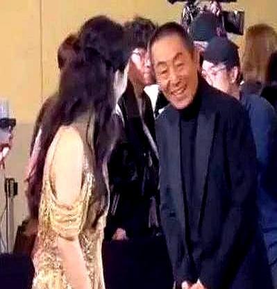 剧本里她明明有台词，赵丽颖却主动找到张艺谋：导演，我想演个哑巴。
 
老谋子要的