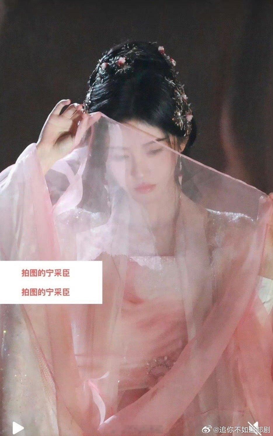 鞠婧祎月鳞绮纪路透生图，又娇又媚 