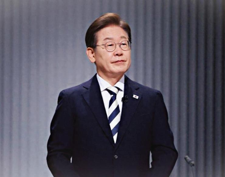 韩国光复节这天，韩国总统李在明甩出两条重磅消息：重启搁置16年的亲日派不义资产追
