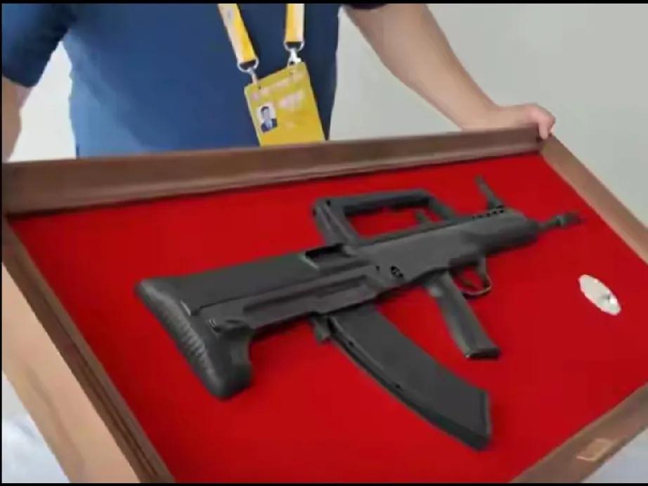 珠海航展半真枪文创：魅力难挡的“抢手货”

在刚刚闭幕的第十五届中国珠海航展上，