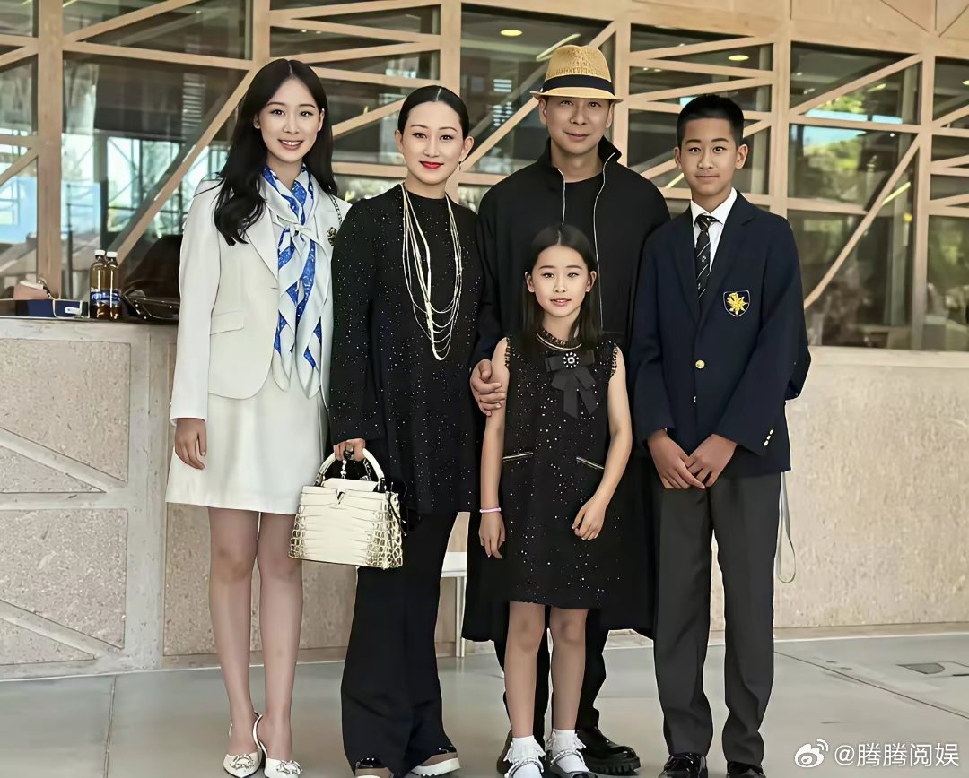 哇塞，这张照片完美地展现了什么叫强强联合。武打明星赵文卓和妻子张丹露，两个人都是