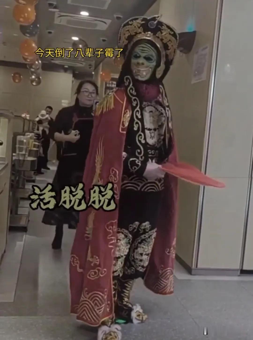 哎吆！这一下可真疼！隔着屏幕都疼得冒冷汗啊！
男子：本想耍个帅，结果失手打了美人