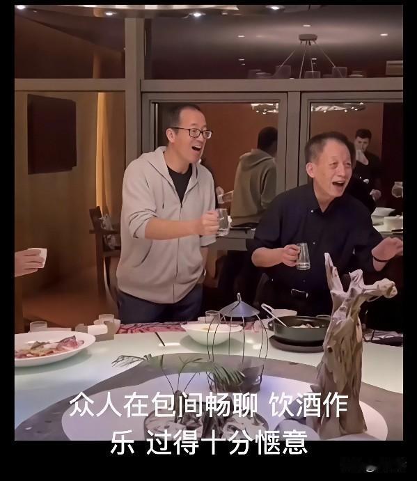 退休后的老人若能活成这般模样，堪称登峰造极，也算是此生无悔了。
年轻时勤奋苦学，