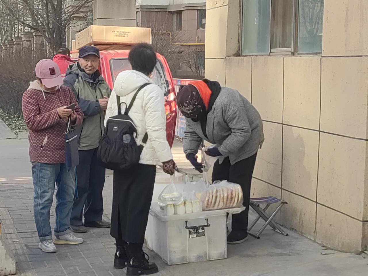 在西宁各小区门口，常能看到有人卖新鲜牛奶、酸奶和自制饼子、馒头。自制每罐酸奶、牛