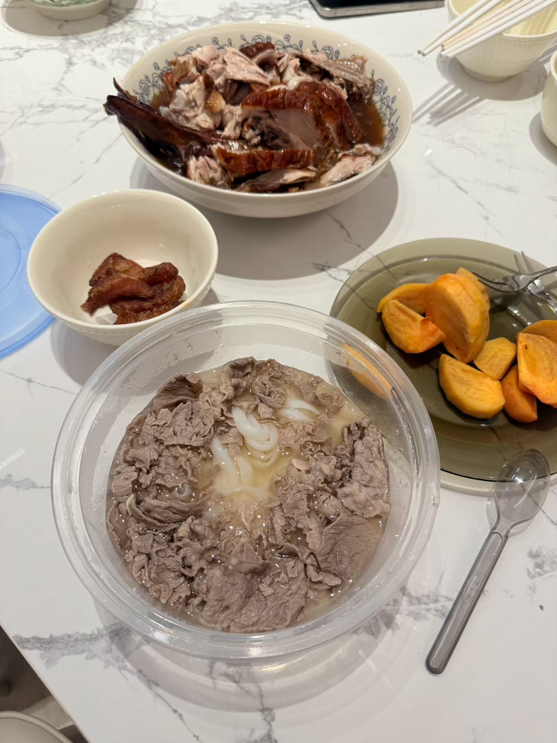 今天拍了十几个视频斩了一只朋友带的芜湖烤鸭🦆看到了白云聚会获得两个美貌的洗手液