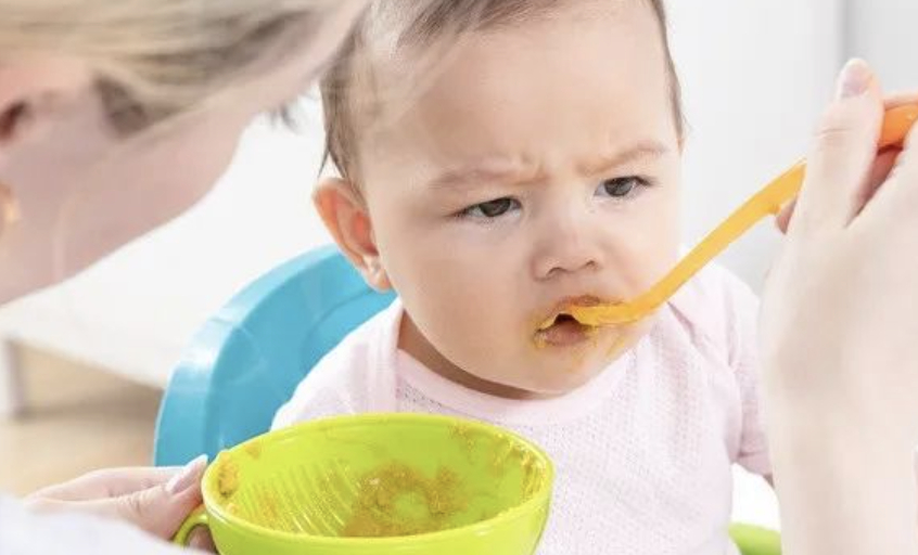 如何识别营养素密度高的食物呢？生活中可以遵循以下原则：1.同种食物的固体形态的营