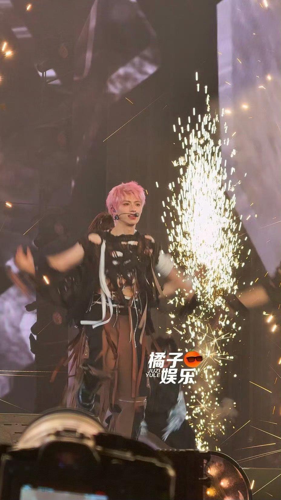 焰火中跳舞的朱志鑫简单的神图缔造者。 