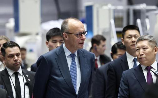 人刚走，茶未凉！德国总理默茨27日已经返回柏林，但德国宝马集团上下，却依然沉浸在