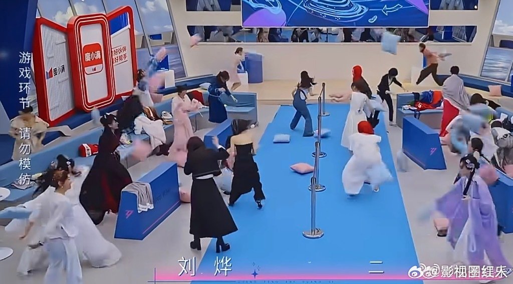 浪姐好诡异的画面 浪姐的枕头大战 浪姐好诡异的画面，哈哈哈哈哈