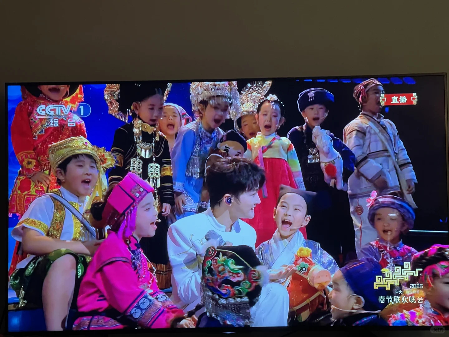 春晚汉族小朋友穿了汉服终于在春晚舞台上看到汉族小朋友身着传统汉服亮相，满屏都是华