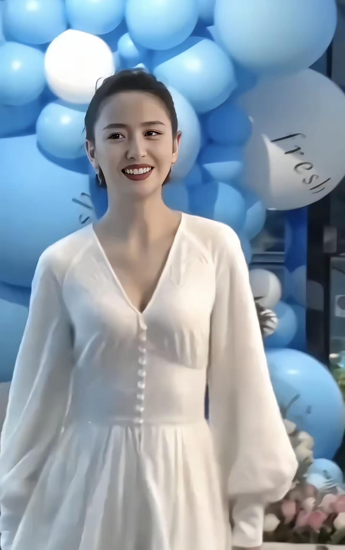 佟丽娅的美堪称惊艳夺目，自带新疆姑娘的独特辨识度。深邃眼眸含韵，立体轮廓勾勒出异