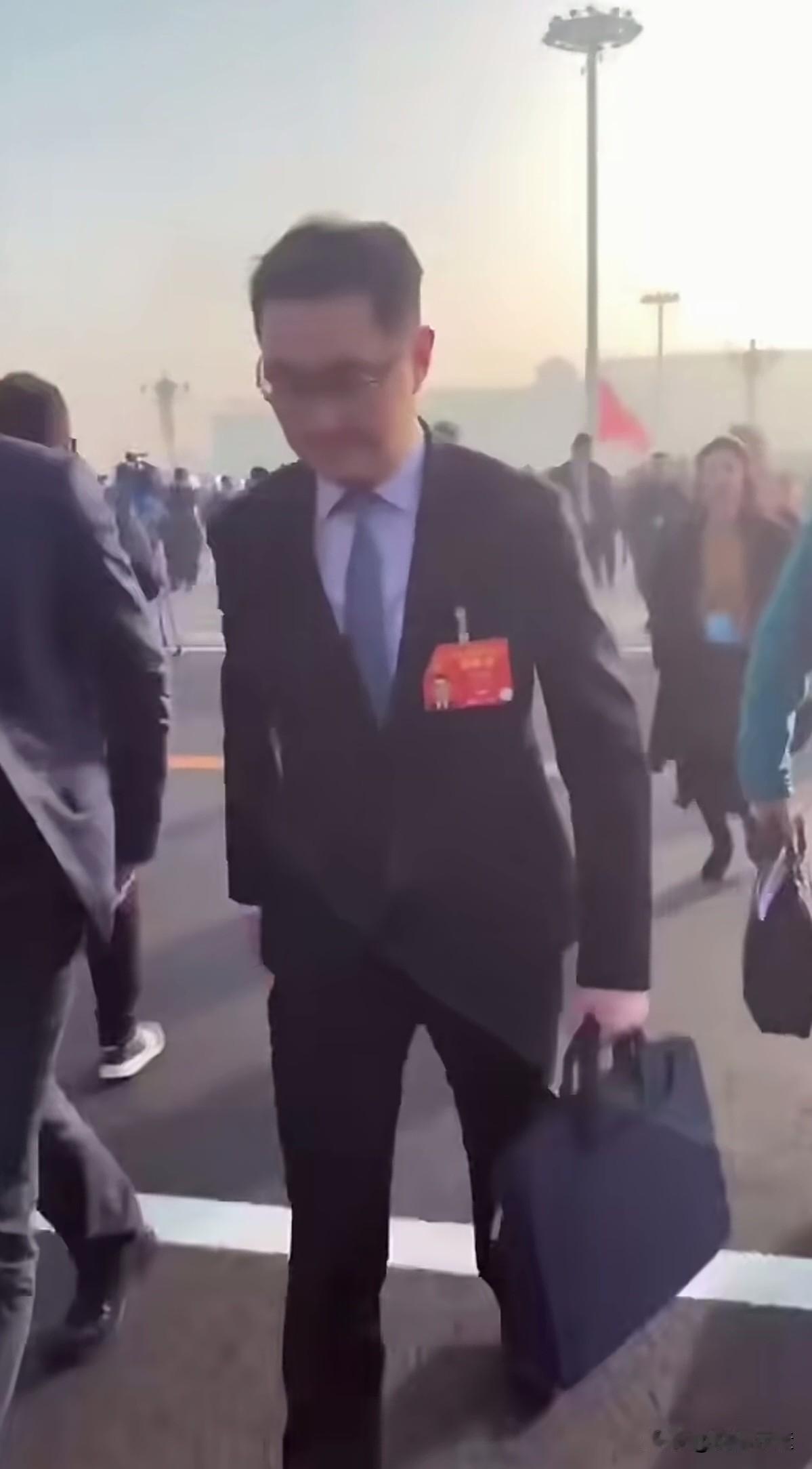 腾讯马化腾绝对是中国富豪里面最聪明绝顶的商人，他不像马云那样滔滔不绝，口若悬河；