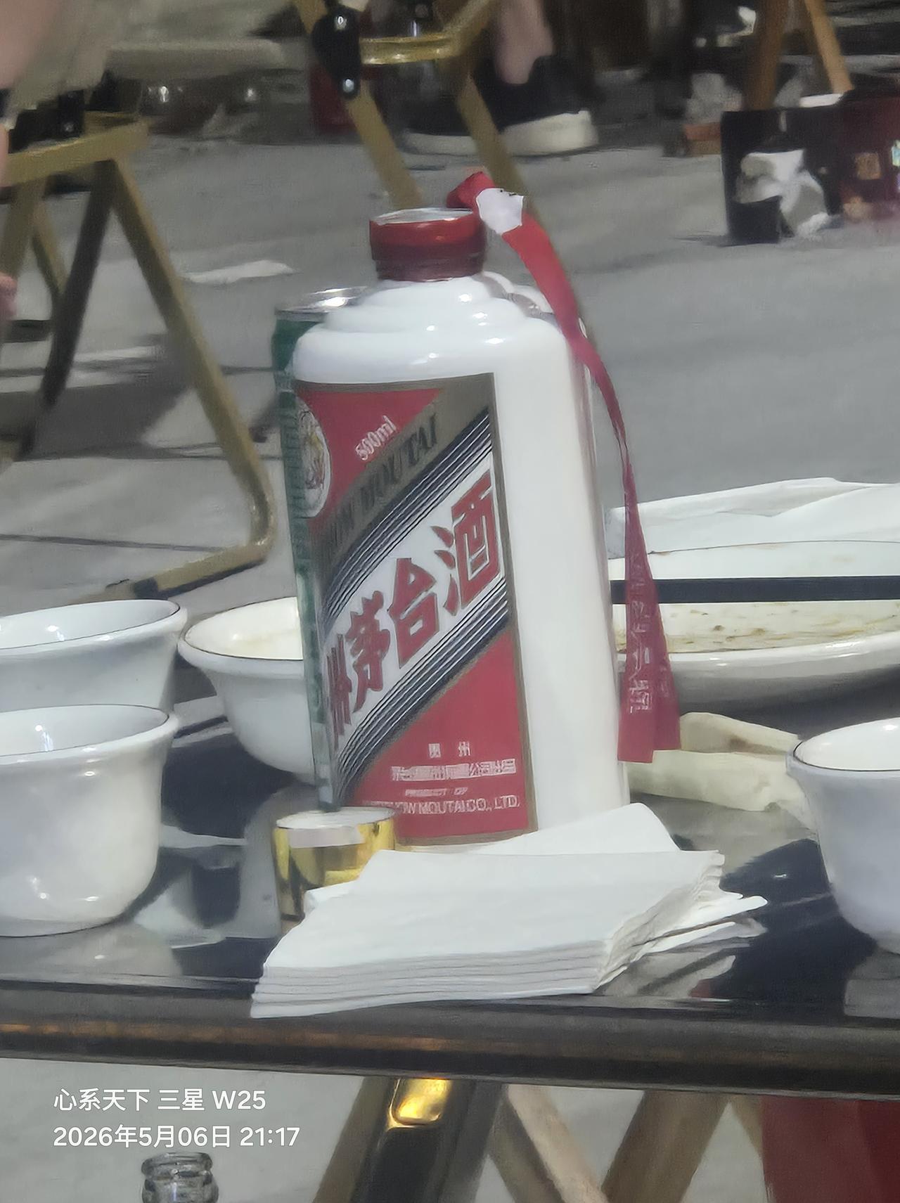 🔥全球的精神股东们
“烧烤配茅台，这波操作属于是‘酱香型’纯欲天花板了！”🍶