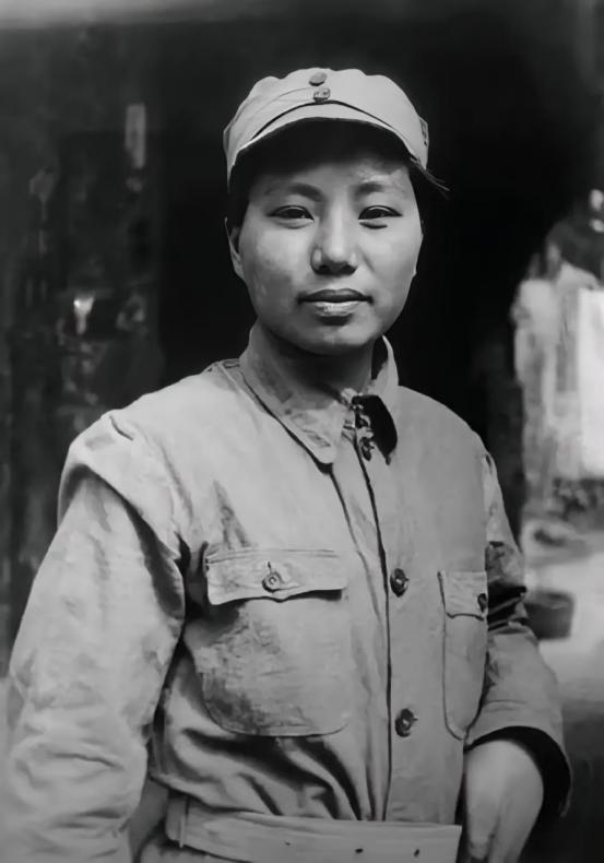 16岁女红军被活埋，黄土埋到胸口，她一滴泪没掉。千钧一发，一匹快马冲来，马上的人