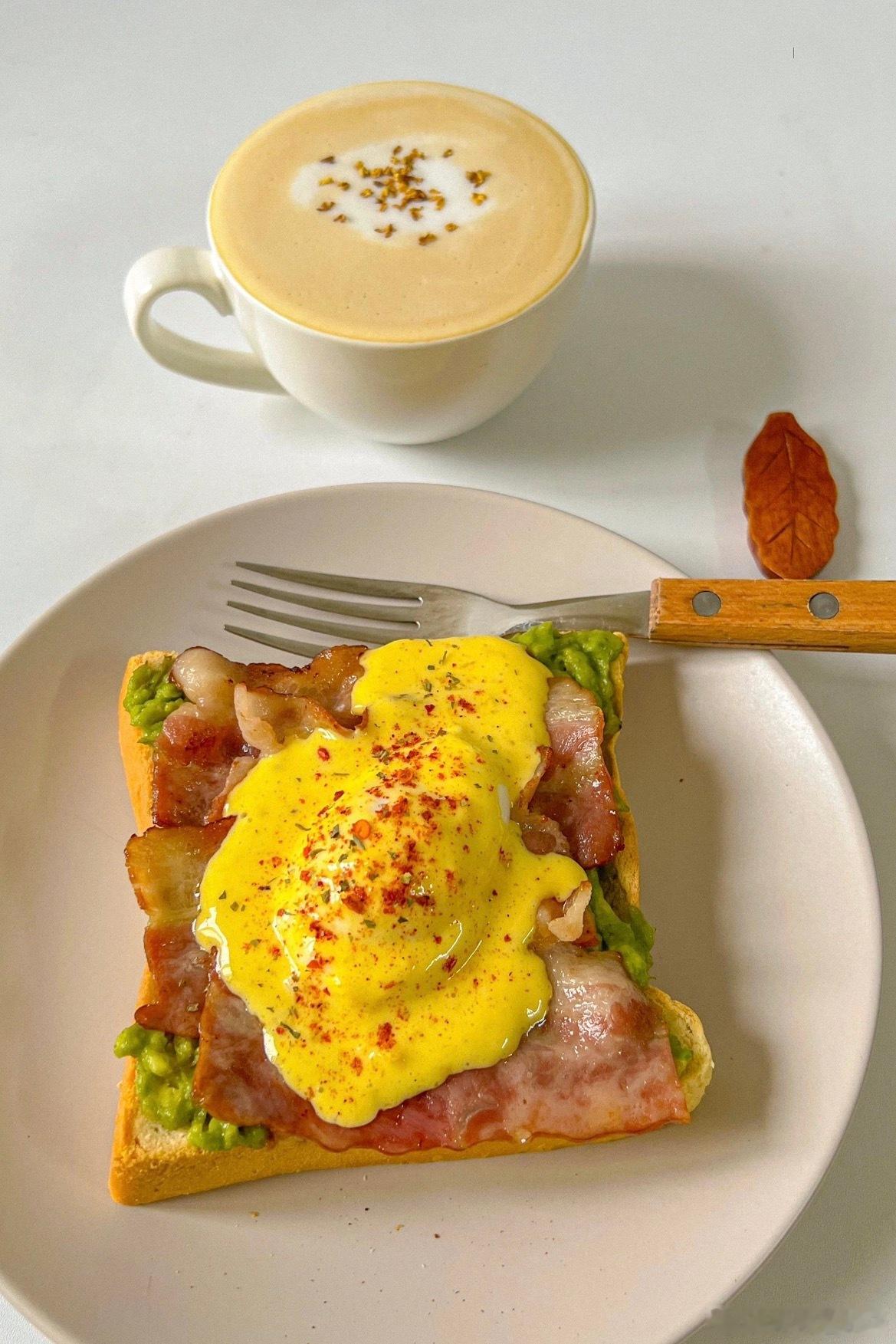 今天做了一直想吃的班尼迪蛋了～高颜值早餐来啦食材🥣吐司🍞➕牛油果🥑➕培根➕