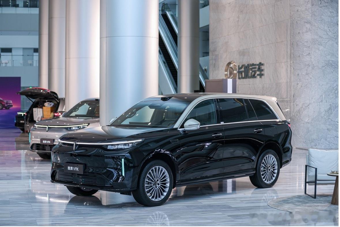 魏牌V9X正式上市，有以下看点：1、推出3个车型版本，官方指导价为34.98-3